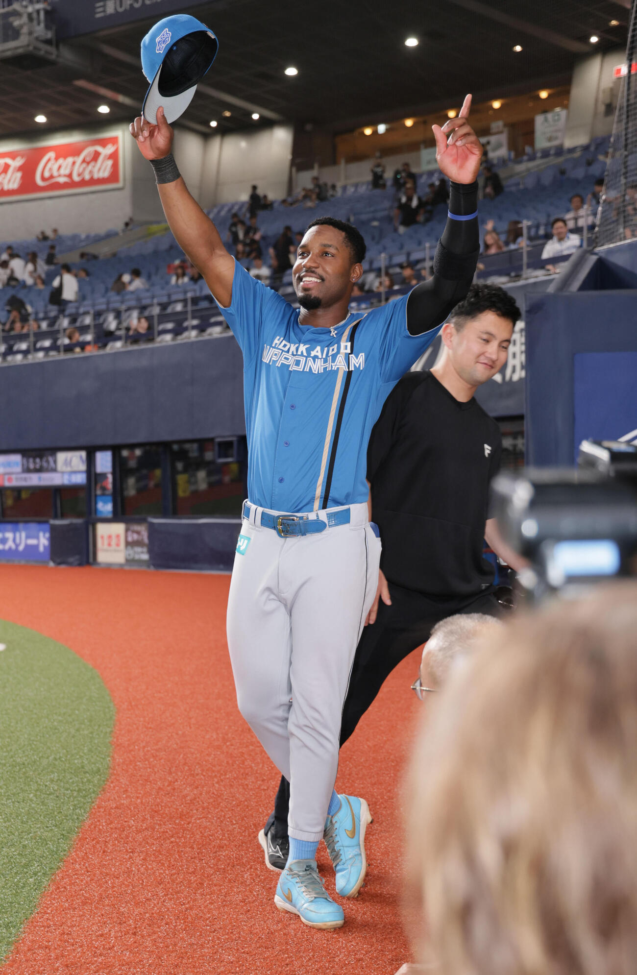 オリックス対日本ハム　ヒーローインタビューを終えた日本ハムロドルフォ・カストロは、ファンの称賛に応える（撮影・宮崎幸一）