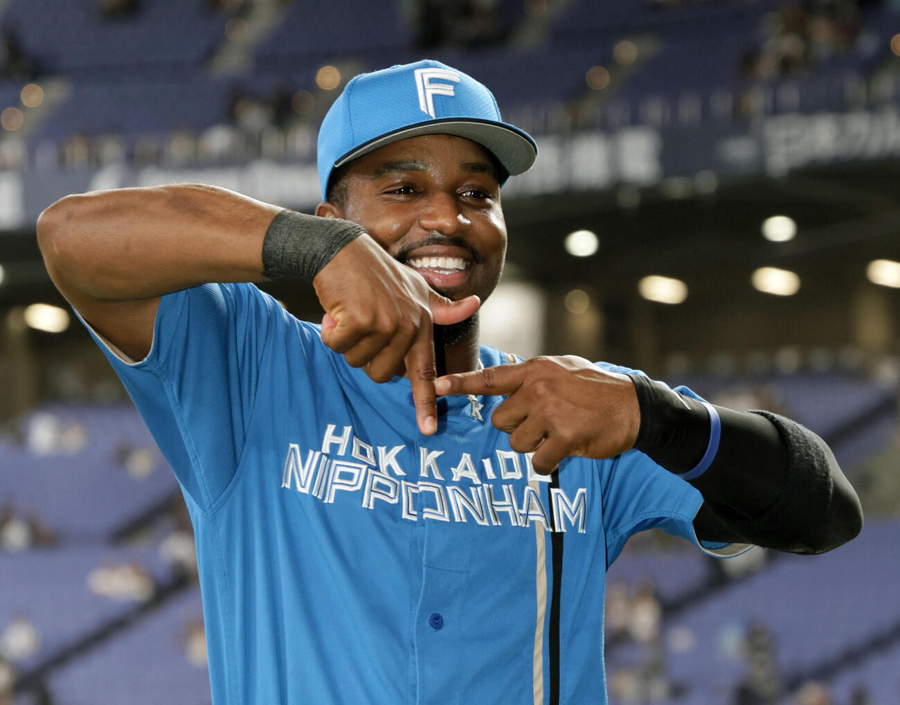 オリックス対日本ハム　ヒーローインタビューを終えた日本ハムロドルフォ・カストロは「F」サインを作り笑顔を見せる（撮影・宮崎幸一）