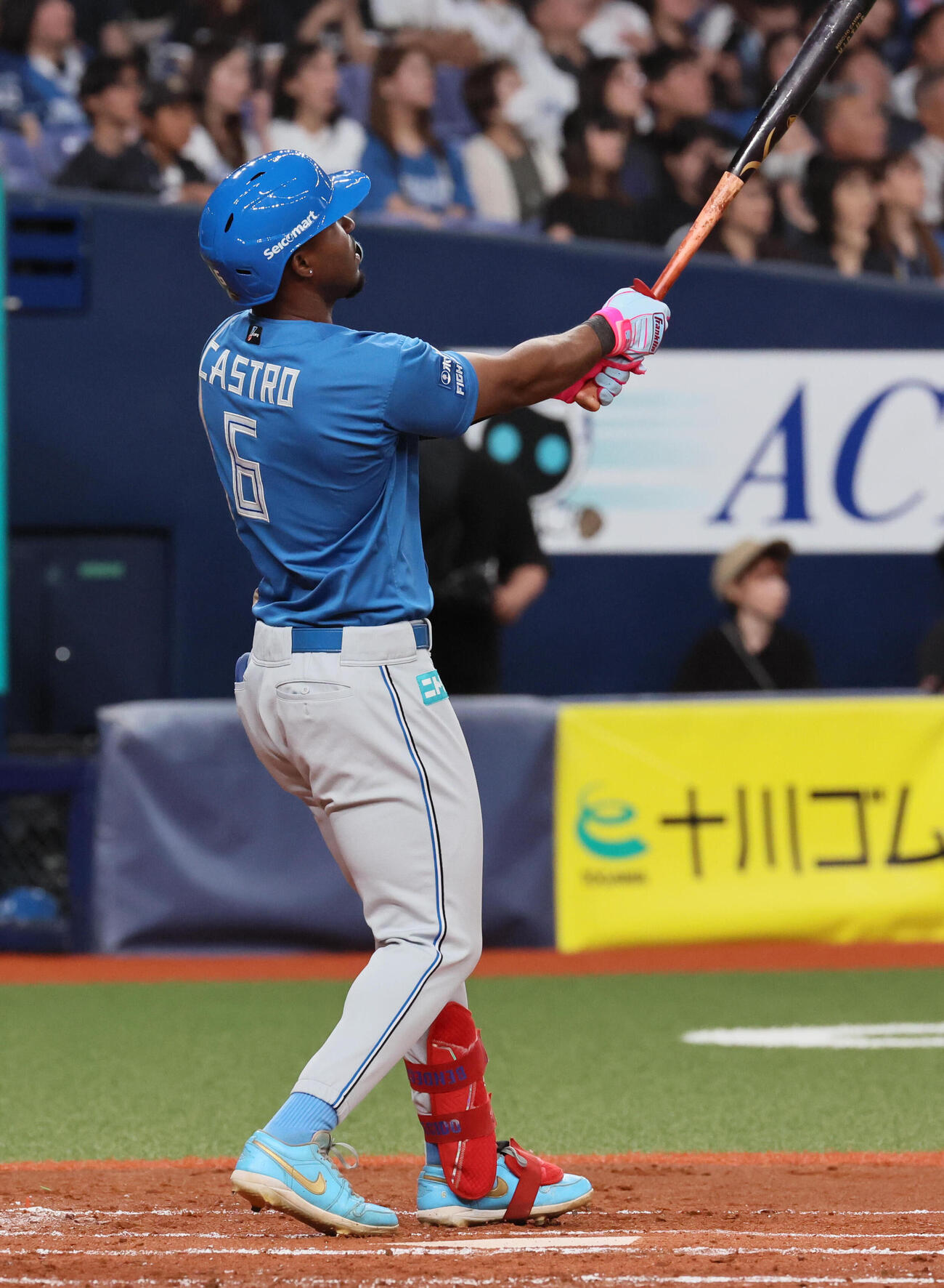 オリックス対日本ハム　2回表日本ハム1死二塁、ロドルフォ・カストロは先制2点本塁打を放つ（撮影・宮崎幸一）