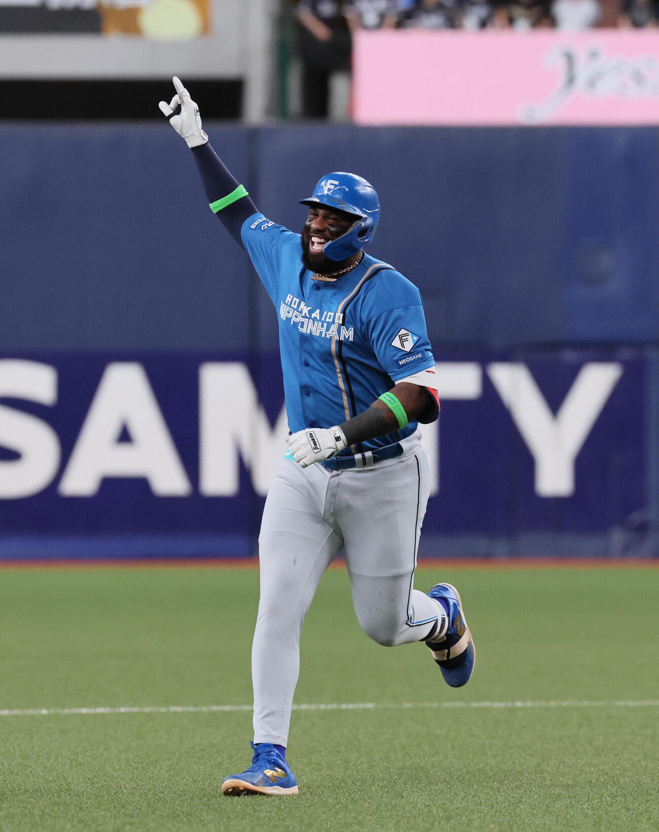 オリックス対日本ハム　6回表日本ハム1死、フランミル・レイエスは本塁打を放ちガッツポーズ（撮影・宮崎幸一）