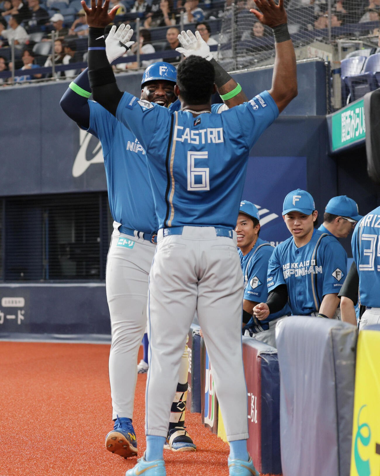 オリックス対日本ハム　6回表日本ハム1死、フランミル・レイエスは本塁打を放ちハイタッチ（撮影・宮崎幸一）