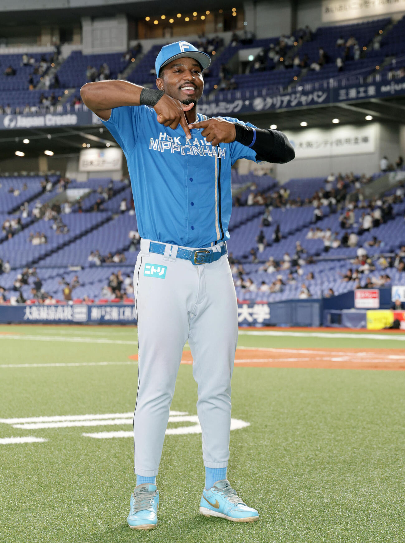 オリックス対日本ハム　ヒーローインタビューを終えた日本ハムロドルフォ・カストロは「F」サインを作り笑顔を見せる（撮影・宮崎幸一）