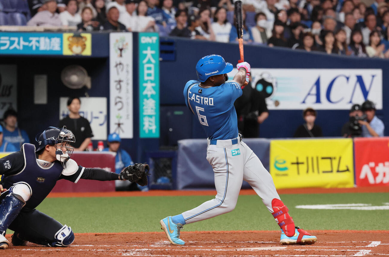オリックス対日本ハム　2回表日本ハム1死二塁、ロドルフォ・カストロは先制2点本塁打を放つ（撮影・宮崎幸一）
