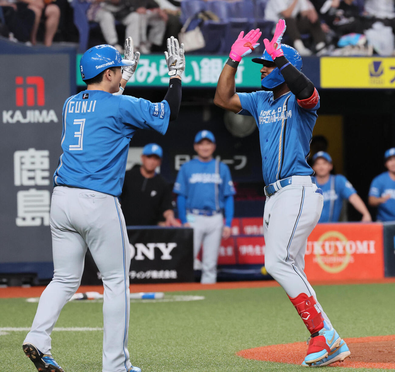 オリックス対日本ハム　2回表日本ハム1死二塁、ロドルフォ・カストロは先制2点本塁打を放ち、郡司裕也（左）に迎えられる（撮影・宮崎幸一）