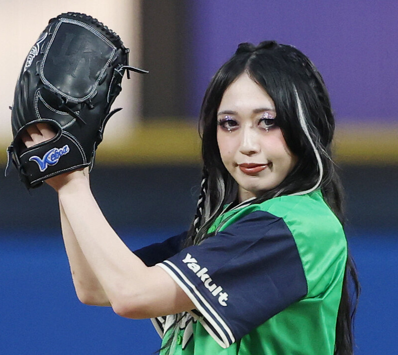 ヤクルト対DeNA　始球式を務める上谷沙弥（撮影・宮地輝）