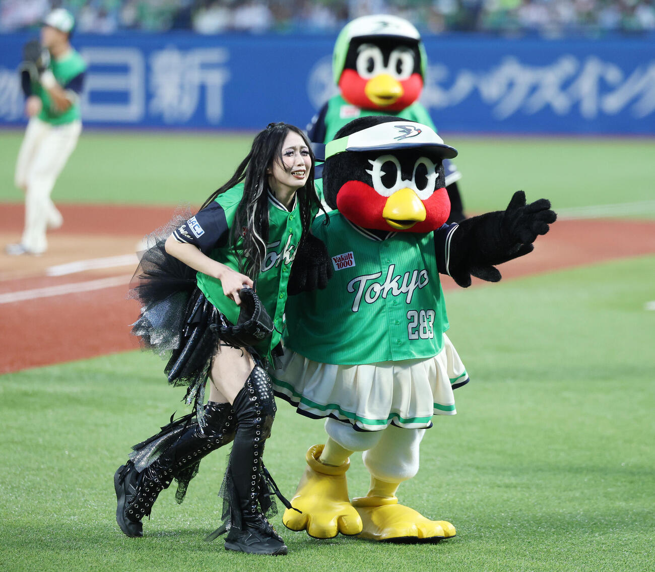 ヤクルト対DeNA　始球式を務めつばみ（右）の助けを借り退場する上谷沙弥（撮影・宮地輝）