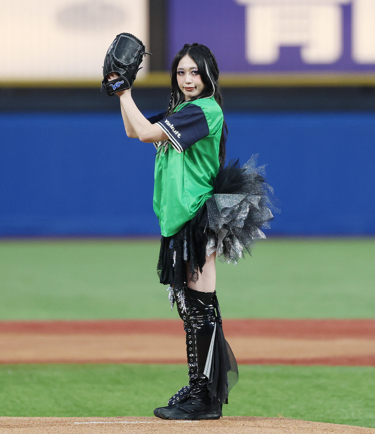 ヤクルト対DeNA　始球式を務める上谷沙弥（撮影・宮地輝）