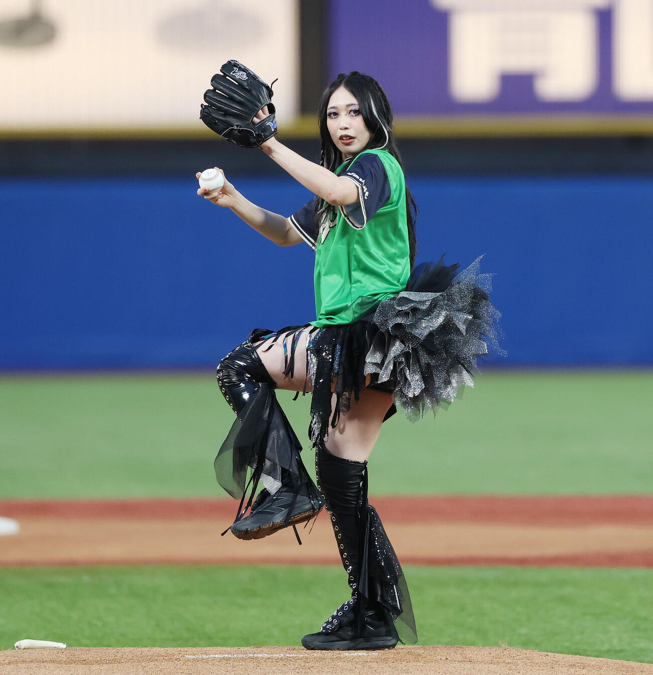 ヤクルト対DeNA　始球式を務める上谷沙弥（撮影・宮地輝）