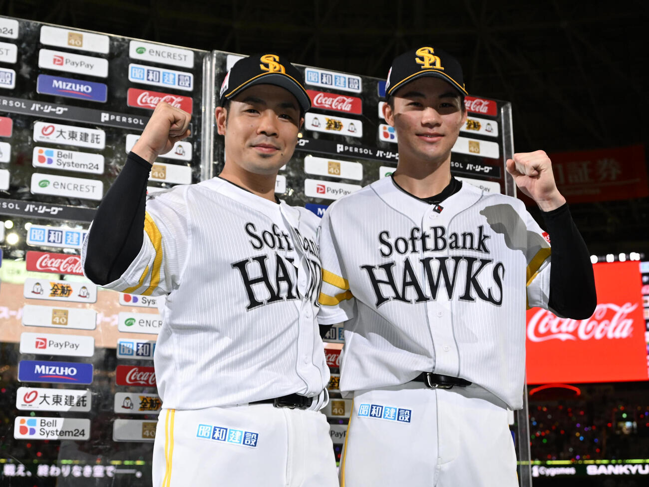 ソフトバンク対楽天　笑顔で撮影に応じる近藤健介（左）と庄子雄大（撮影・林敢治）