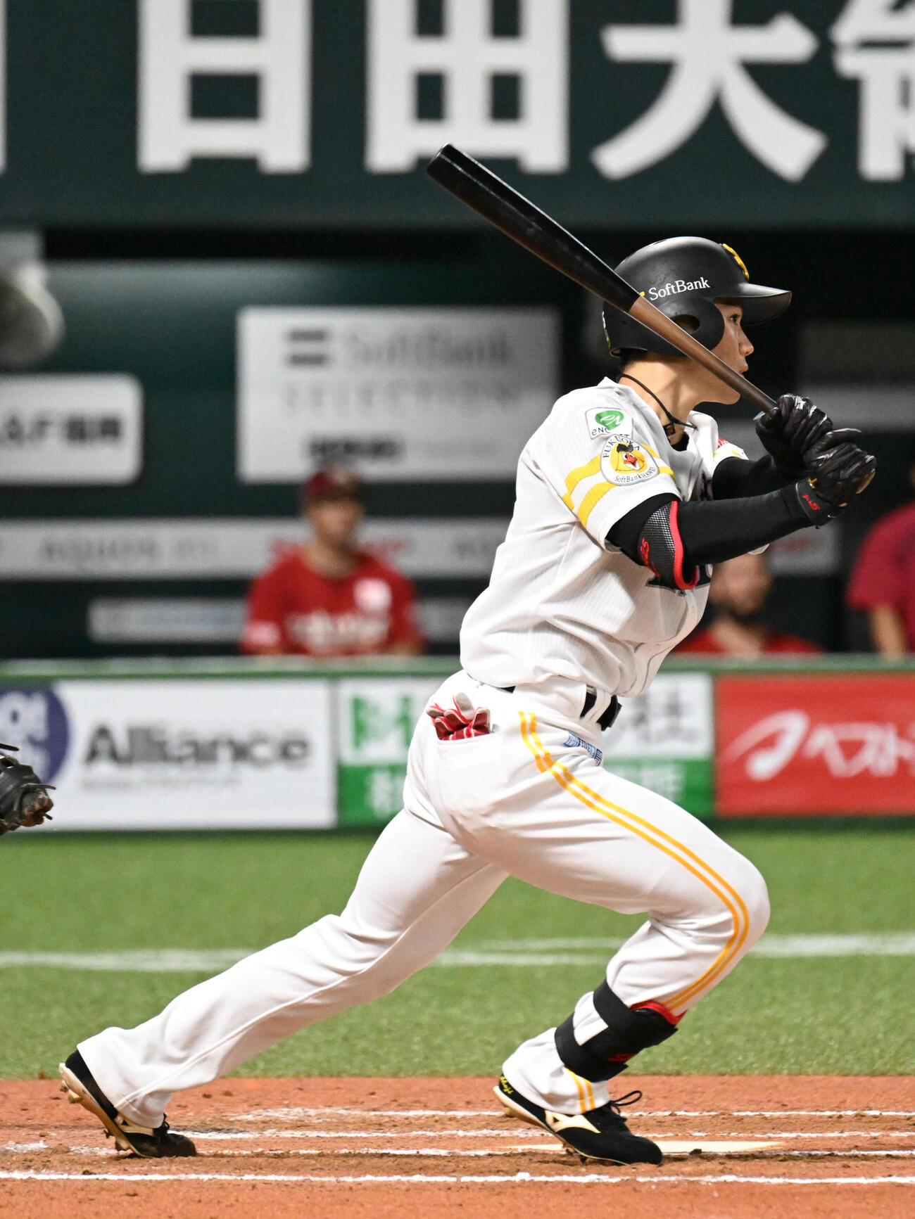 ソフトバンク対楽天　6回裏ソフトバンク1死一、二塁、庄子雄大は2点適時打を放つ（撮影・林敢治）