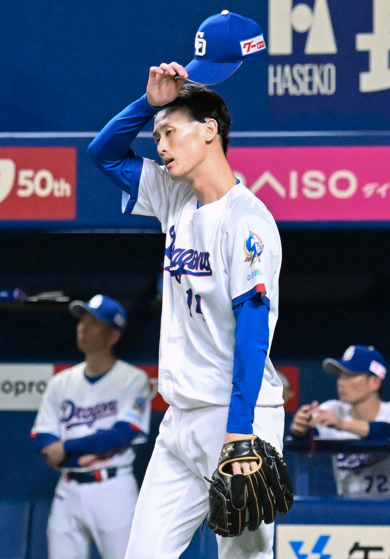 8回、巨人の代打丸に適時打を許した中日の草加＝バンテリンドーム