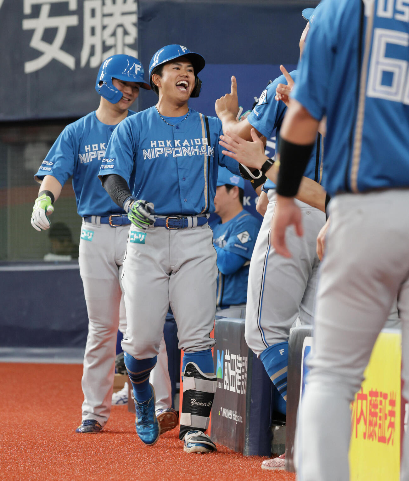 オリックス対日本ハム　8回表日本ハム無死一塁、代打今川優馬は2点本塁打を放ちナインの祝福を受ける（撮影・宮崎幸一）