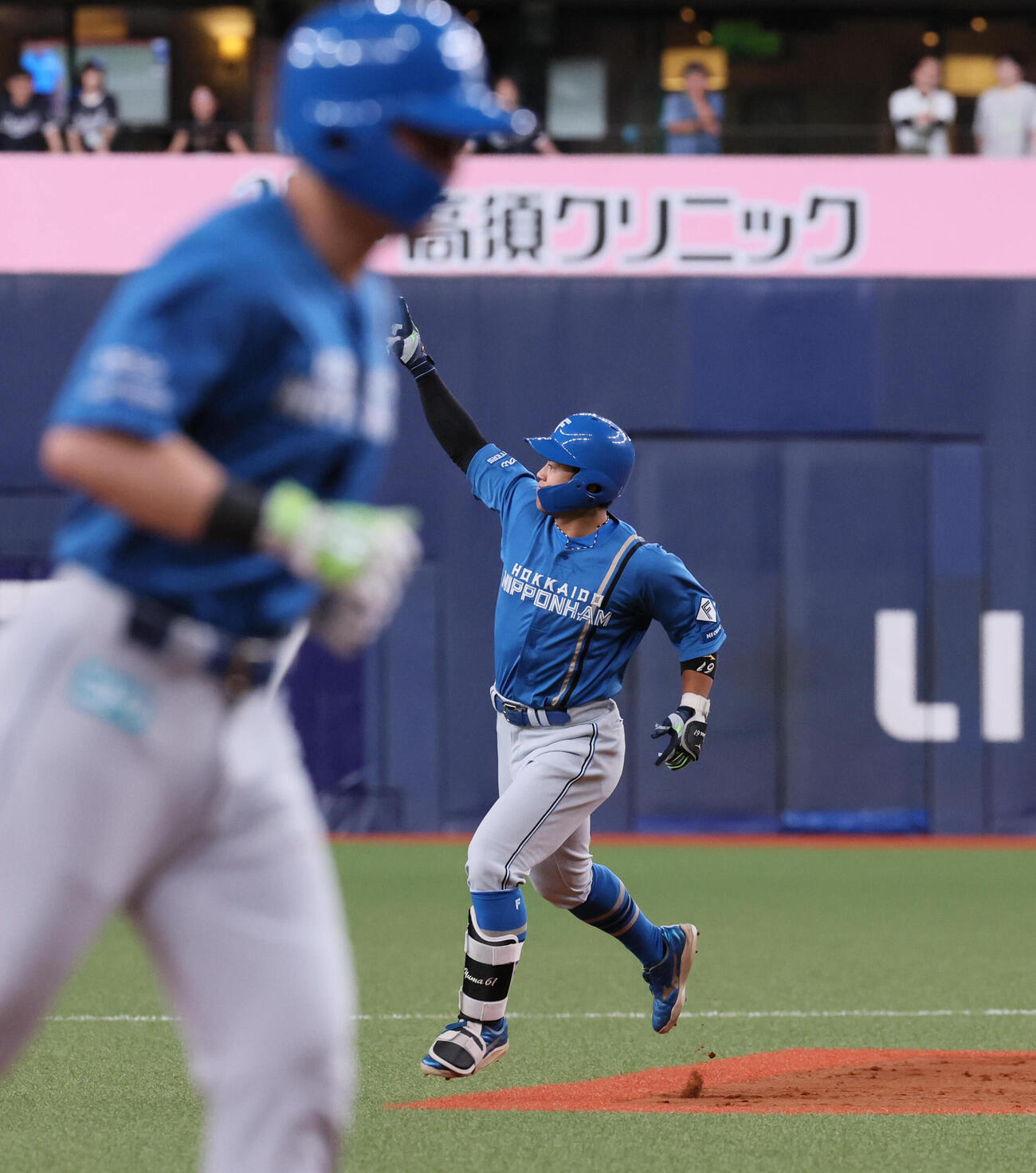 オリックス対日本ハム　8回表日本ハム無死一塁、代打今川優馬は2点本塁打を放ち右手を突き上げる（撮影・宮崎幸一）