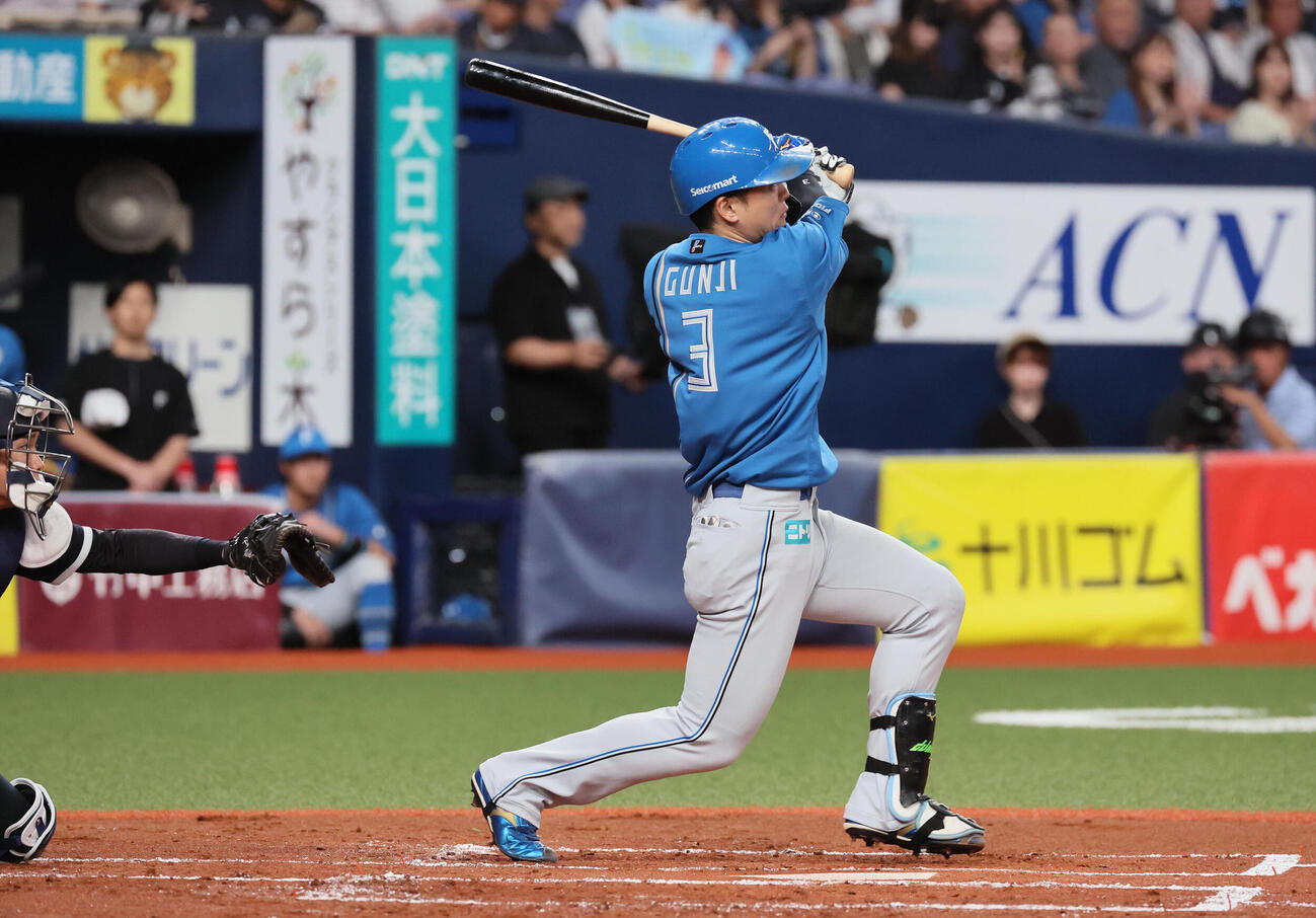 オリックス対日本ハム　2回表日本ハム無死、郡司裕也は二塁打を放つ（撮影・宮崎幸一）