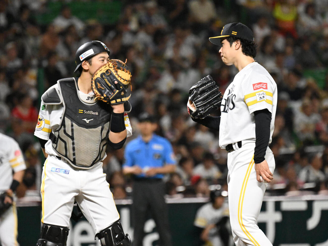ソフトバンク対楽天　4回表楽天無死一、二塁、松本晴（右）と話す山本祐大（撮影・林敢治）