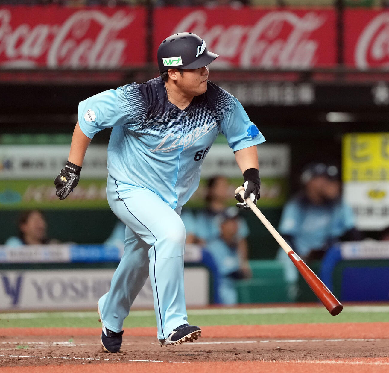 西武対ロッテ　5回裏西武2死一塁、中前に適時二塁打を放つ中村剛也（撮影・たえ見朱実）