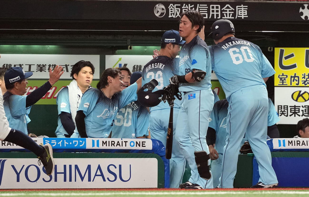 西武対ロッテ　5回裏、適時二塁打を放った西武中村剛也を迎えるナイン（撮影・たえ見朱実）