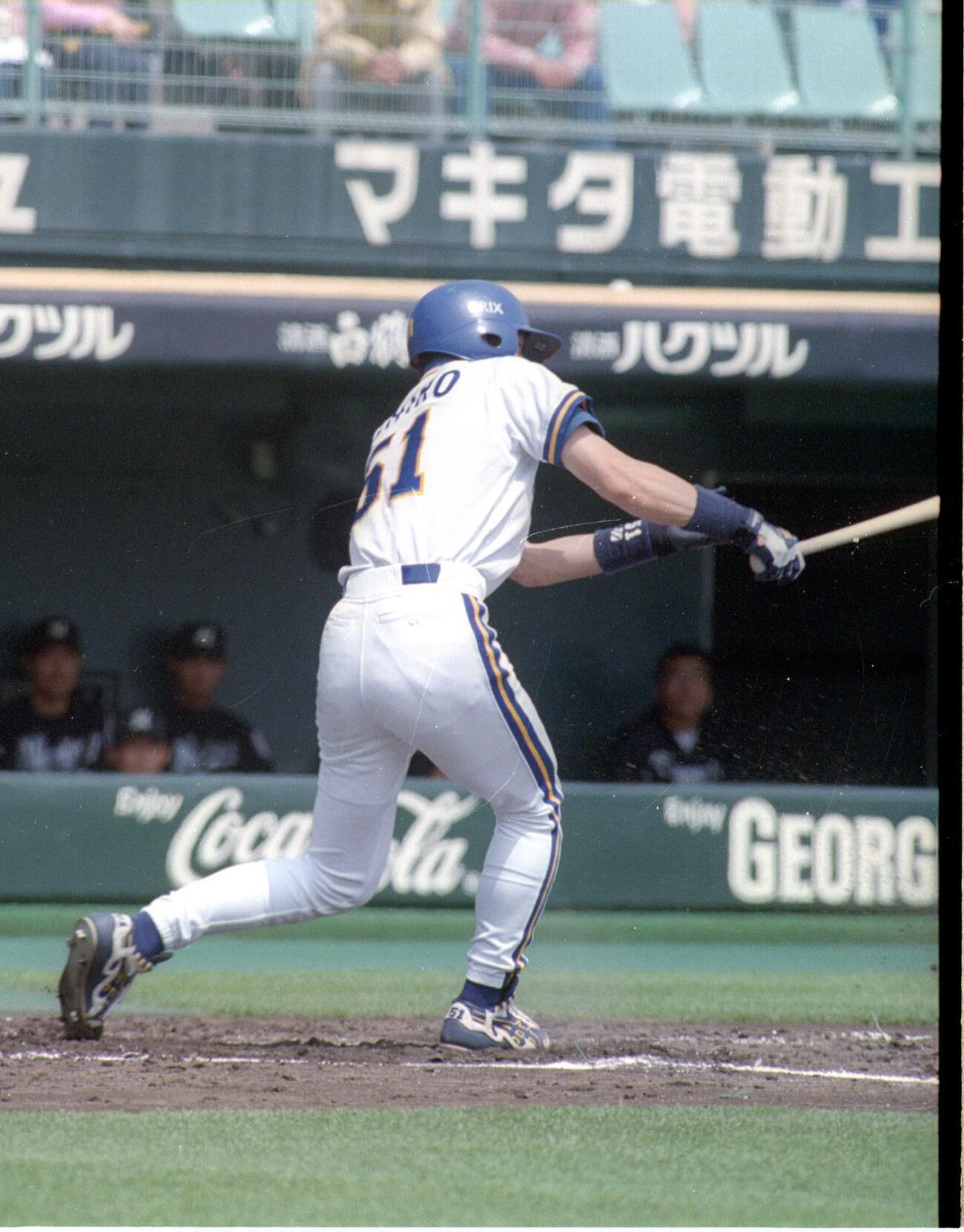 2000年5月13日ロッテ戦　ワンバウンドのボールを右前安打にするオリックス・イチロー