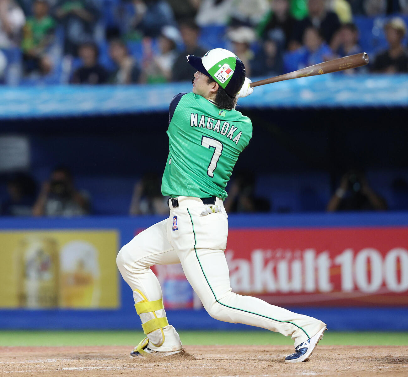 ヤクルト対DeNA 3回裏ヤクルト1死一塁、2点本塁打を放つ長岡秀樹（撮影・宮地輝）