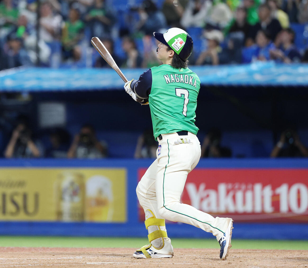 ヤクルト対DeNA 3回裏ヤクルト1死一塁、2点本塁打を放つ長岡秀樹（撮影・宮地輝）