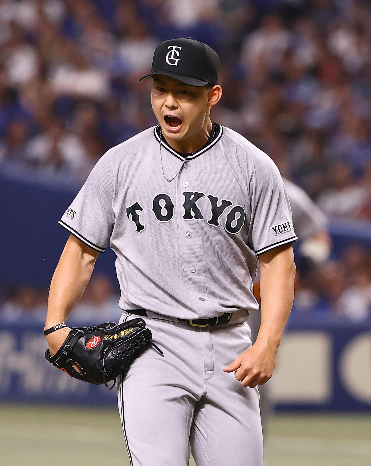 中日対巨人　1回裏中日2死一、二塁、石川昂弥から三振を奪った小笠原慎之介は雄たけびを上げる（撮影・上田博志）