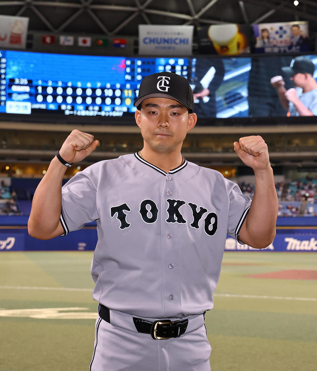 中日対巨人　ヒーローインタビューを終えた小笠原慎之介はガッツポーズをする（撮影・上田博志）