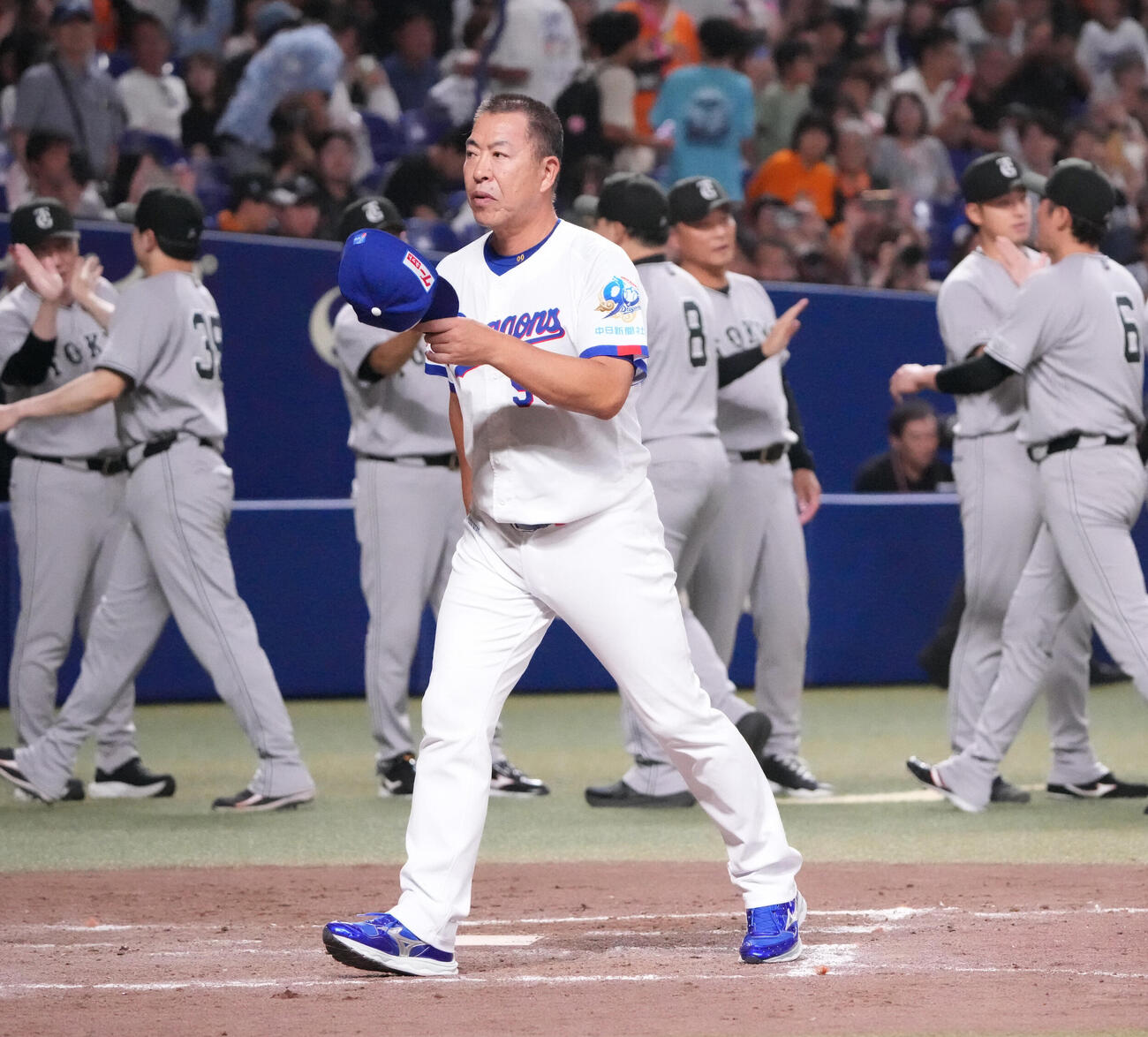 中日対巨人　試合終了、井上一樹監督（中央）はあいさつを終え引き揚げる（撮影・森本幸一）