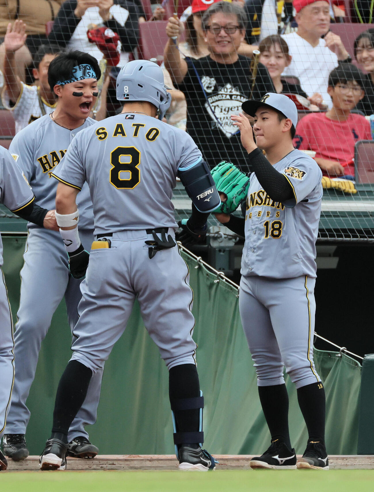 広島対阪神　1回表阪神2死一塁、先制中越え2点本塁打を放った佐藤輝明を迎える先発の伊原陵人（右）（撮影・加藤孝規）