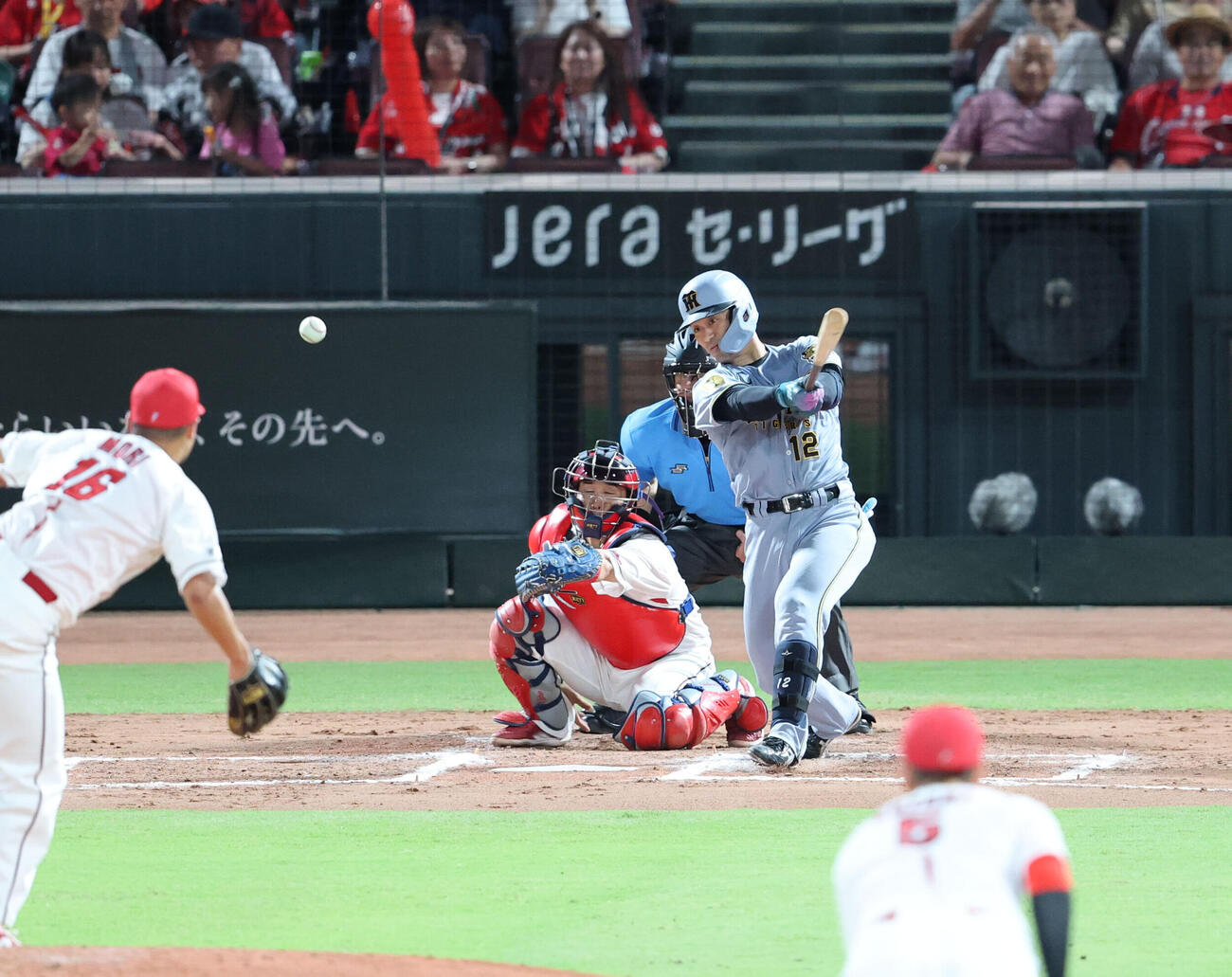 広島対阪神　7回表阪神無死一、三塁、坂本誠志郎は中前に適時打を放つ（撮影・梅根麻紀）
