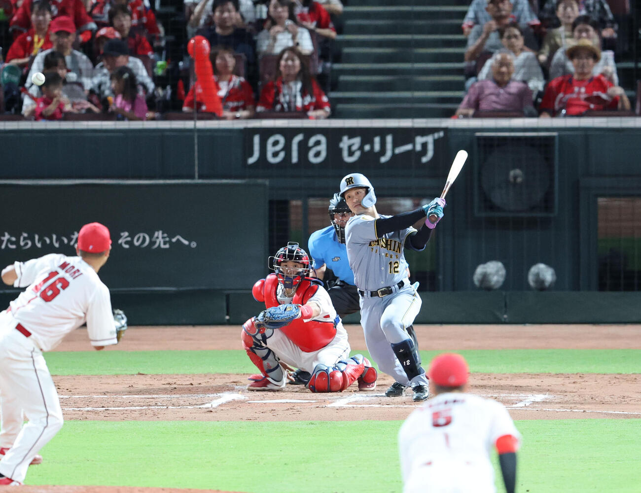 広島対阪神　7回表阪神無死一、三塁、坂本誠志郎は中前に適時打を放つ（撮影・梅根麻紀）