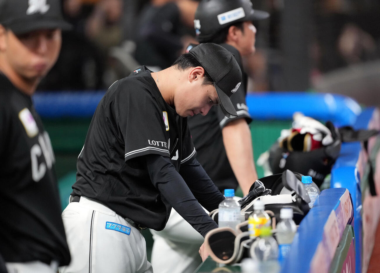西武対ロッテ　ベンチでがっくりと肩を落とすロッテ先発の毛利海大（撮影・たえ見朱実）