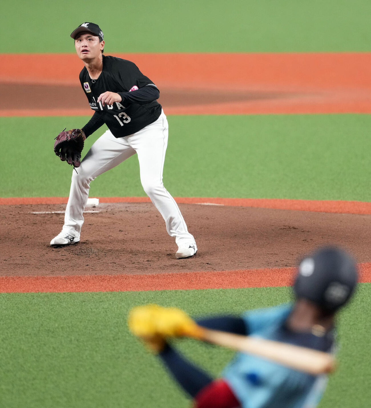 西武対ロッテ　1回裏西武2死一塁、アレクサンダー・カナリオに先制の2点本塁打を浴びるロッテの先発毛利海大（撮影・たえ見朱実）