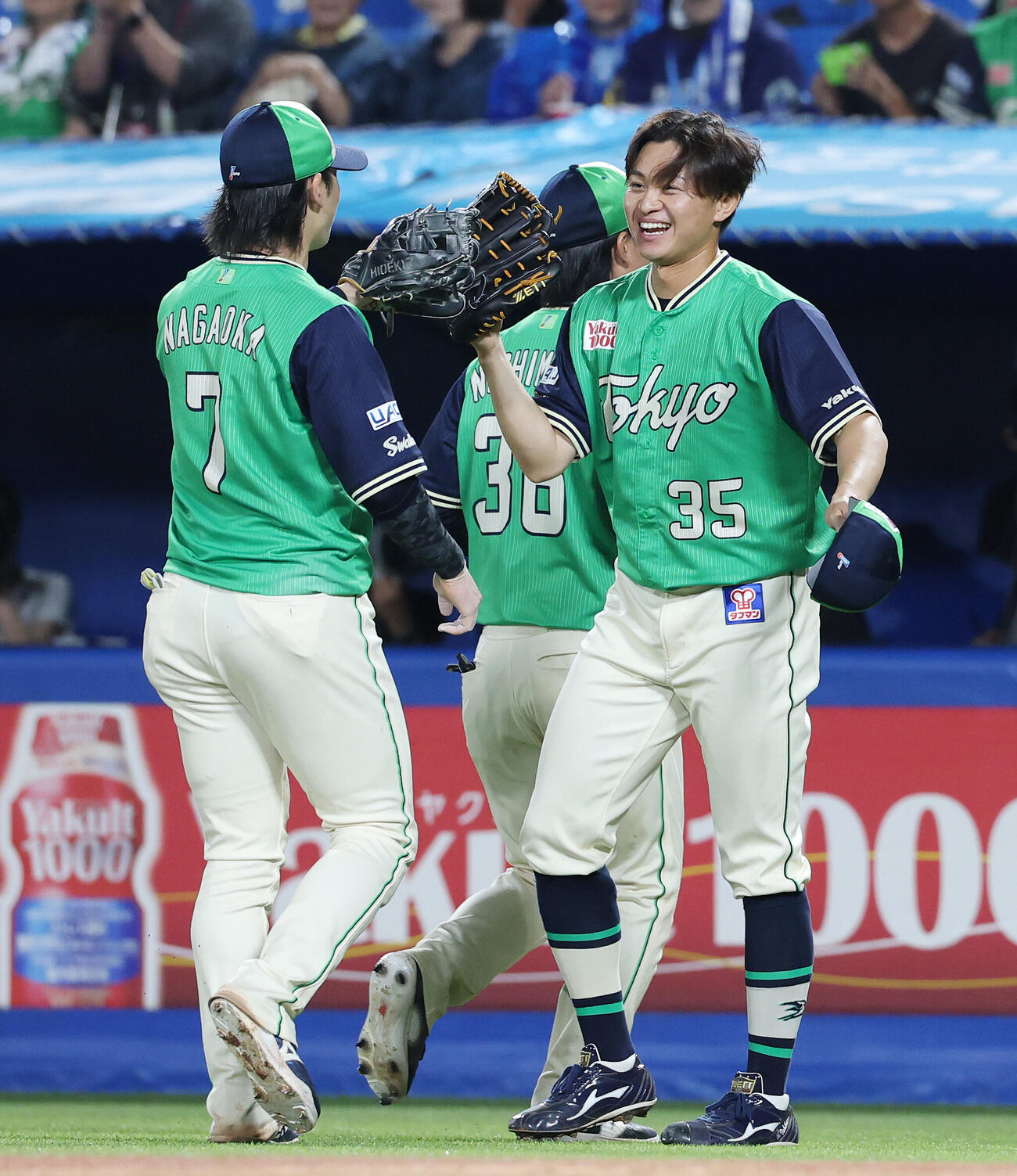 ヤクルト対DeNA 6回表DeNA2死二、三塁、林琢真を遊邪飛に打ち取り長岡秀樹（左）とタッチする石原勇輝（撮影・宮地輝）