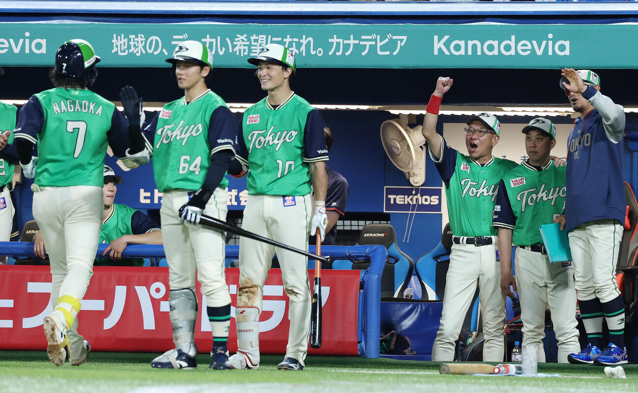 ヤクルト対DeNA 3回裏ヤクルト1死一塁、2点本塁打を放った長岡秀樹（左端）を迎える池山隆寛監督（中央）ら（撮影・宮地輝）