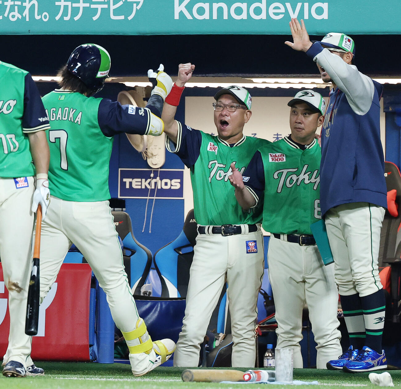 ヤクルト対DeNA 3回裏ヤクルト1死一塁、2点本塁打を放った長岡秀樹（手前）を迎える池山隆寛監督（中央）ら（撮影・宮地輝）