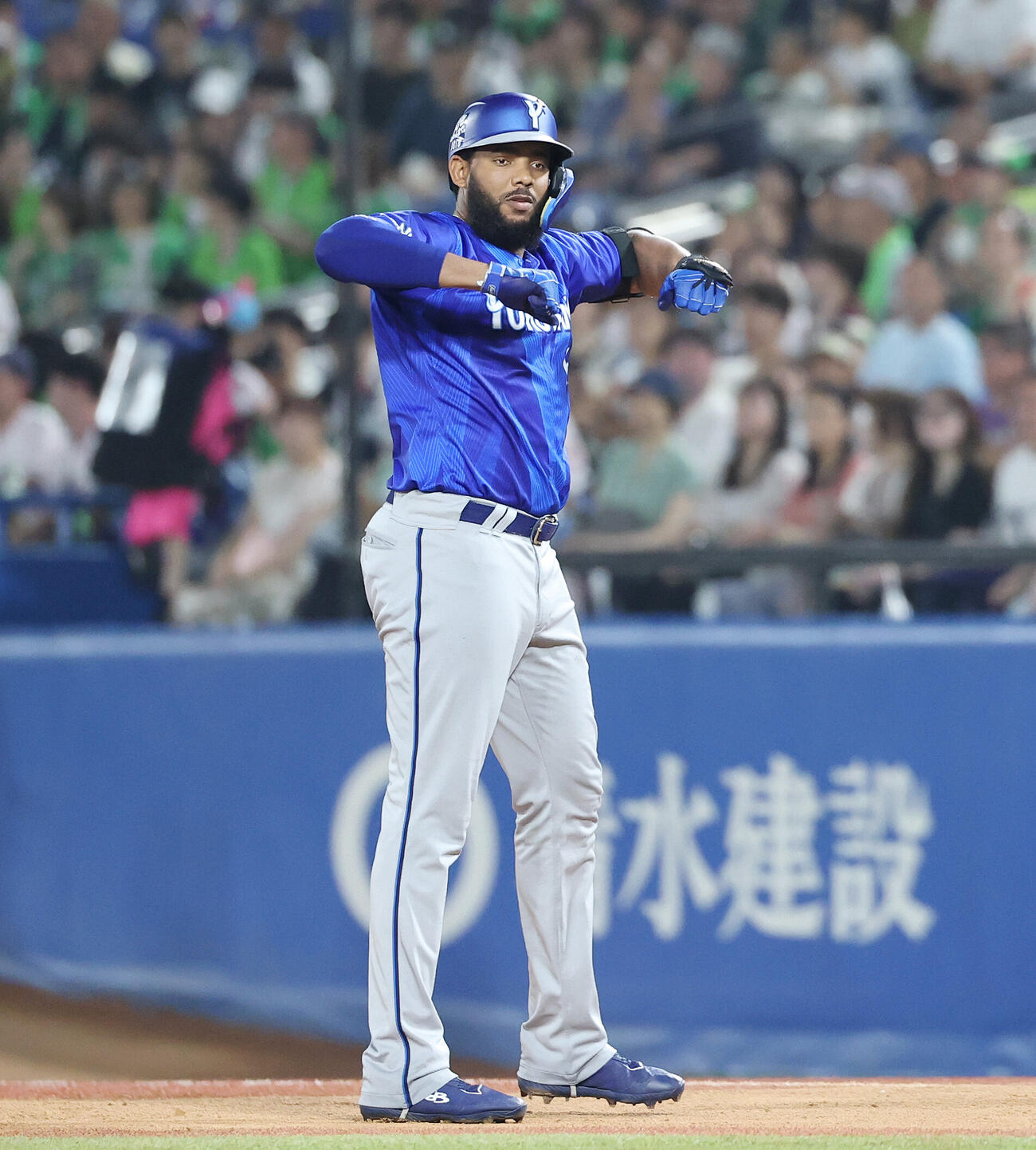 ヤクルト対DeNA 6回表DeNA無死一、二塁、適時打を放ったヘラル・エンカーナシオン（撮影・宮地輝）
