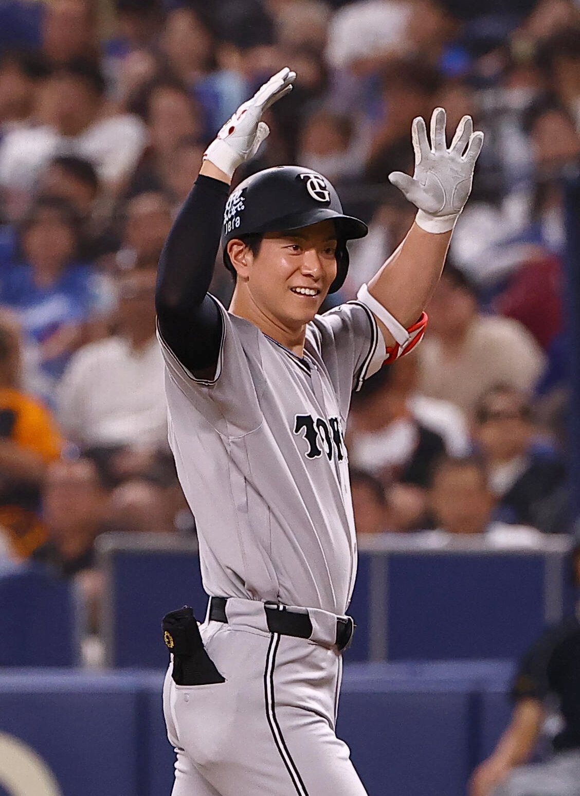 中日対巨人　8回表巨人1死二塁、適時打を放った松本剛はポーズを決める（撮影・上田博志）