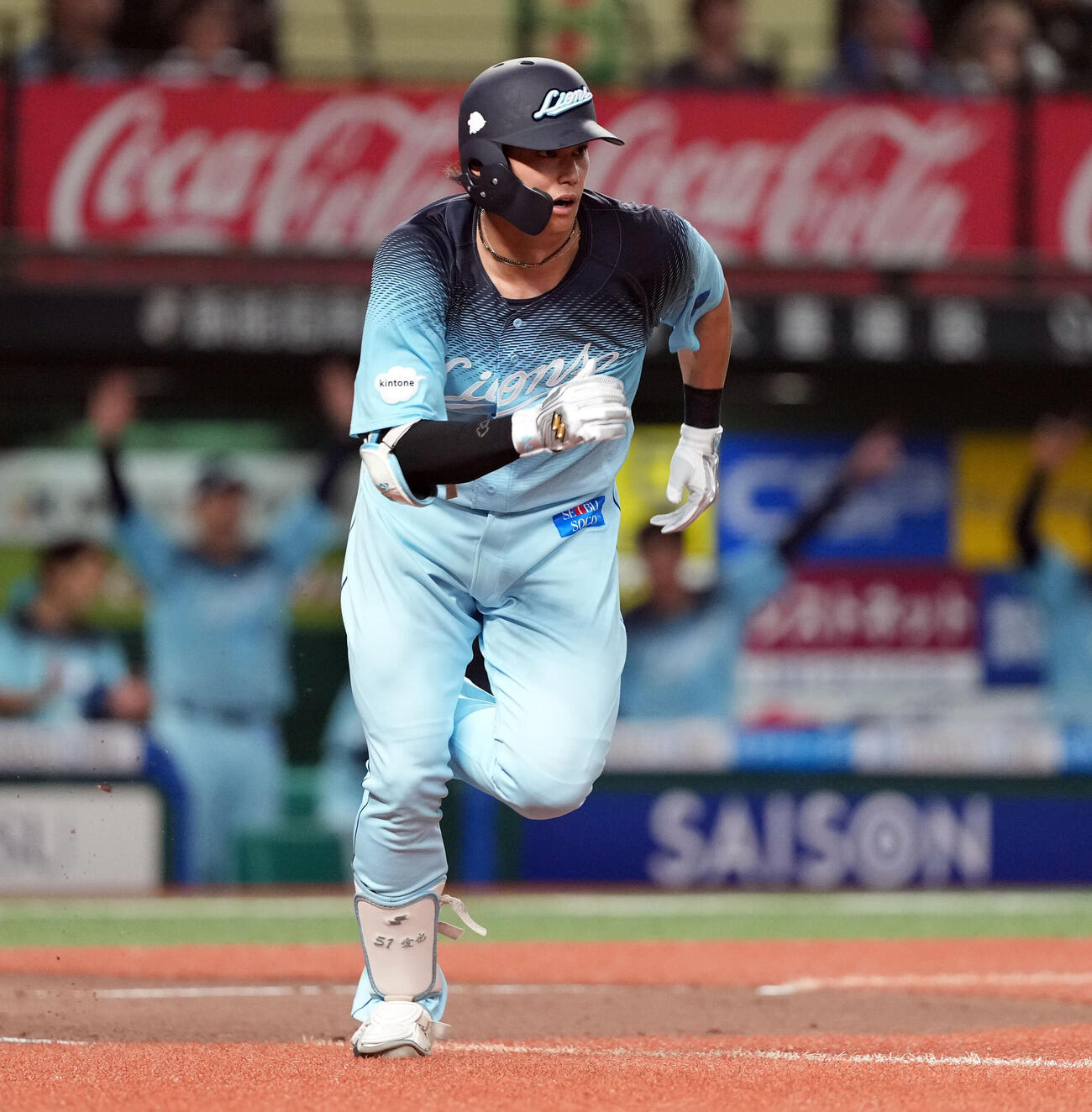 西武対ロッテ　2回裏西武2死二、三塁、右翼線に2点適時二塁打を放った西川愛也（撮影・たえ見朱実）