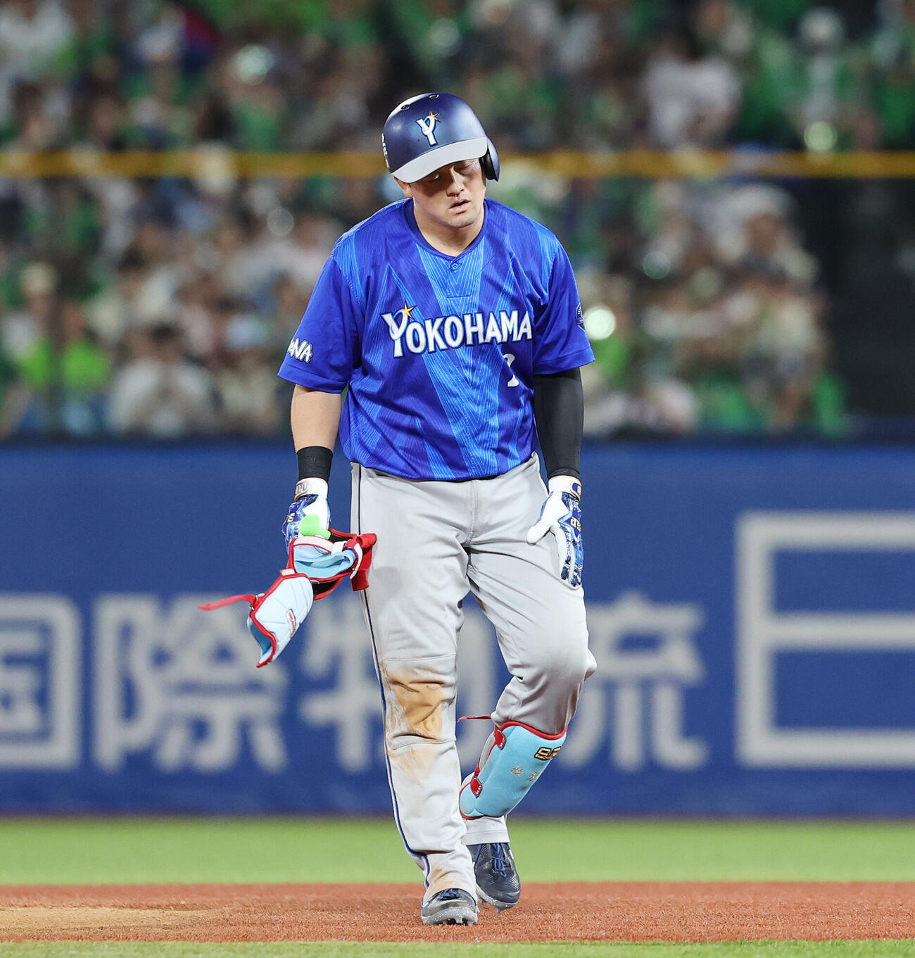 ヤクルト対DeNA 7回表DeNA2死一塁、右飛に倒れた牧秀悟（撮影・宮地輝）