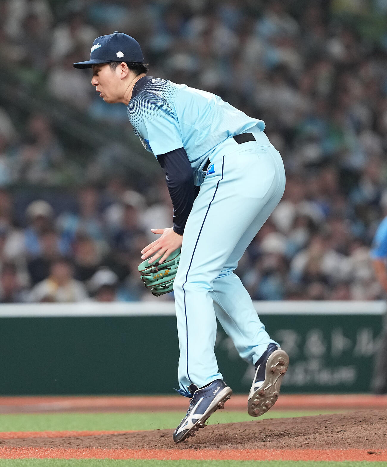 西武対ロッテ　6回表ロッテ1死一塁、山埼剛の打球をよける武内夏暉（撮影・たえ見朱実）