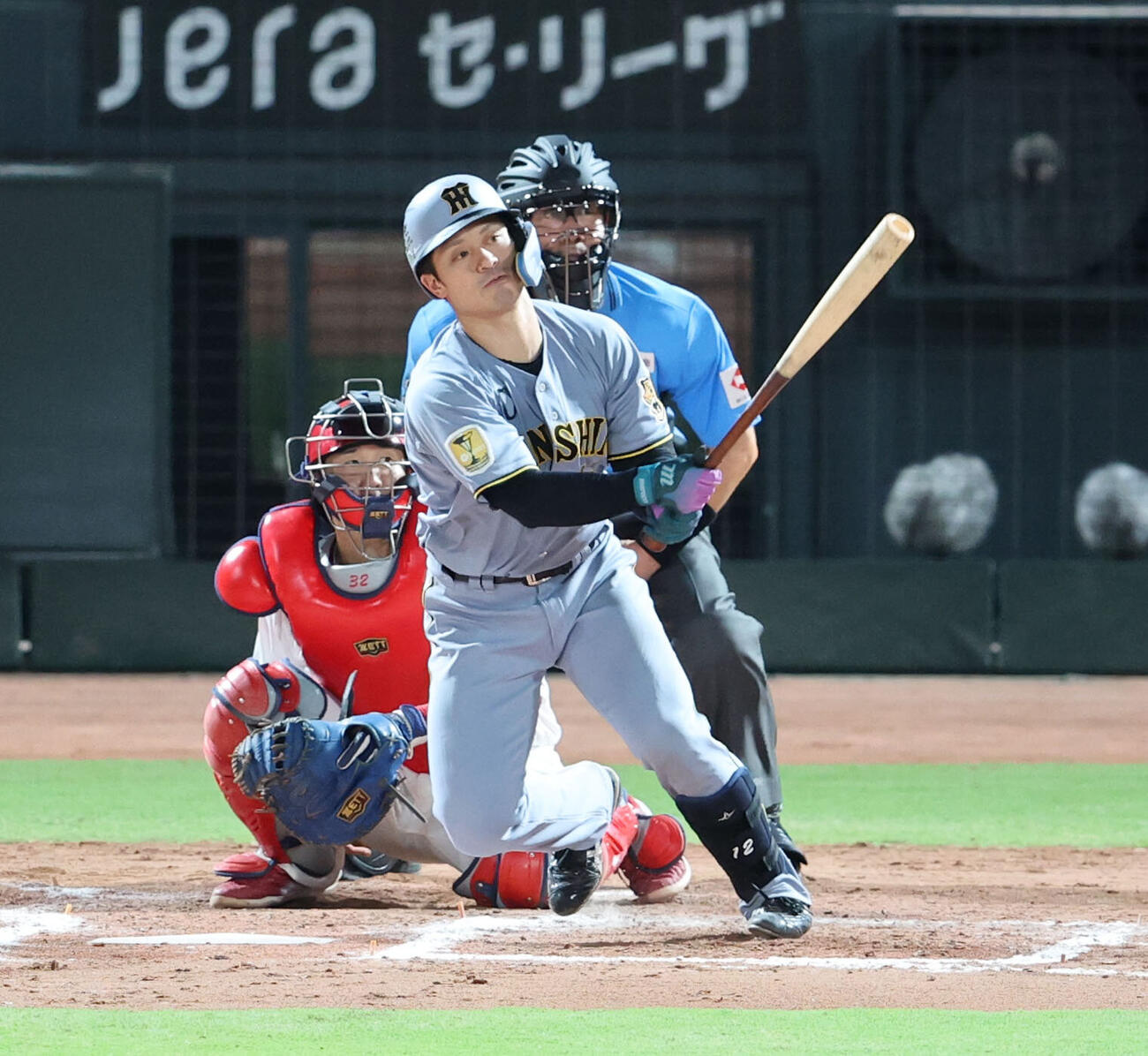 広島対阪神　8回表阪神1死一、三塁、坂本誠志郎は左越え適時二塁打を放つ（撮影・梅根麻紀）