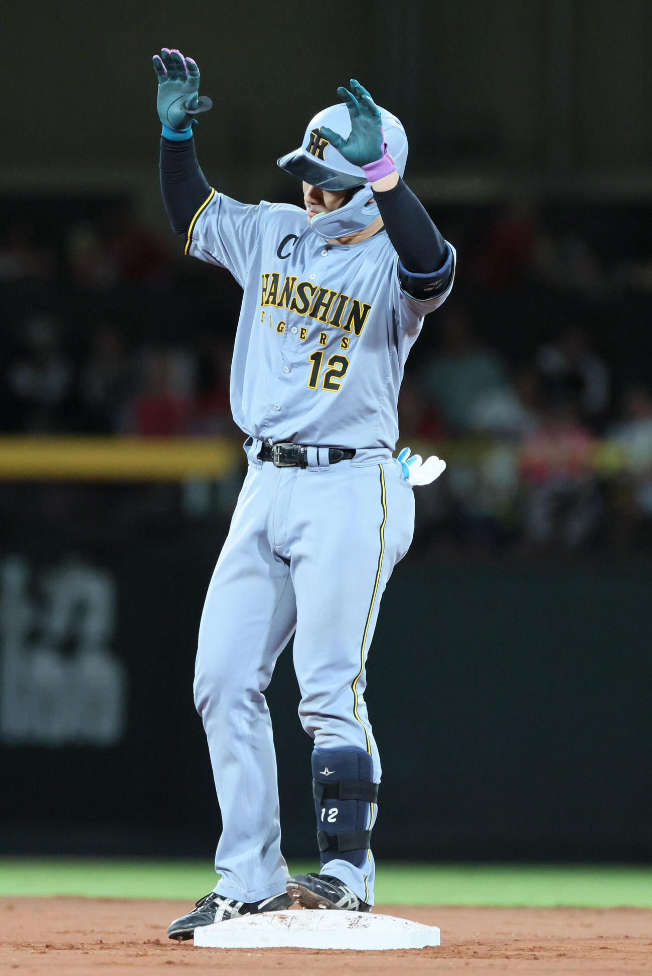 広島対阪神　8回表阪神1死二、三塁、坂本誠志郎は左2点適時二塁打を放つ（撮影・加藤孝規）