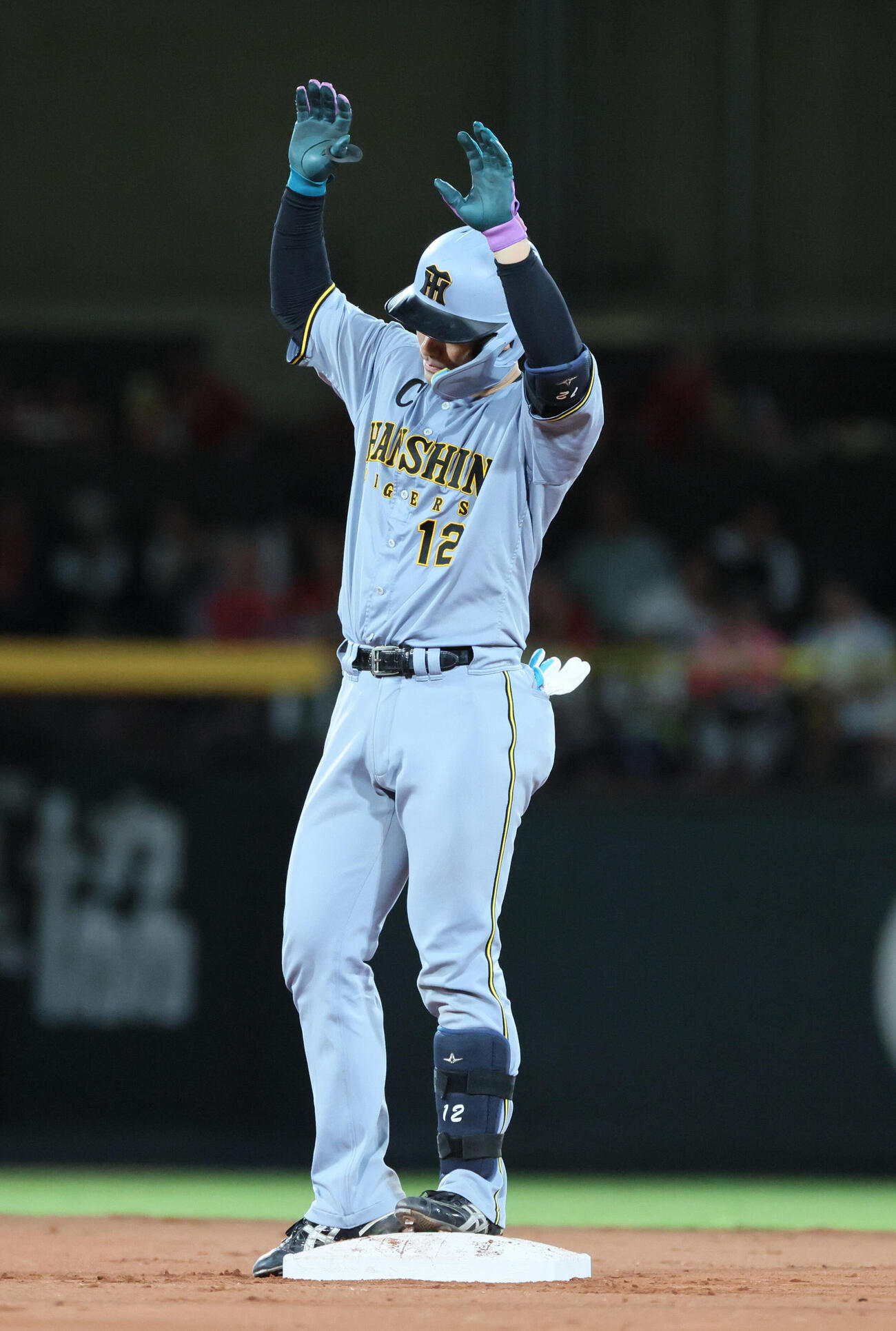 広島対阪神　8回表阪神1死二、三塁、坂本誠志郎は左2点適時二塁打を放つ（撮影・加藤孝規）