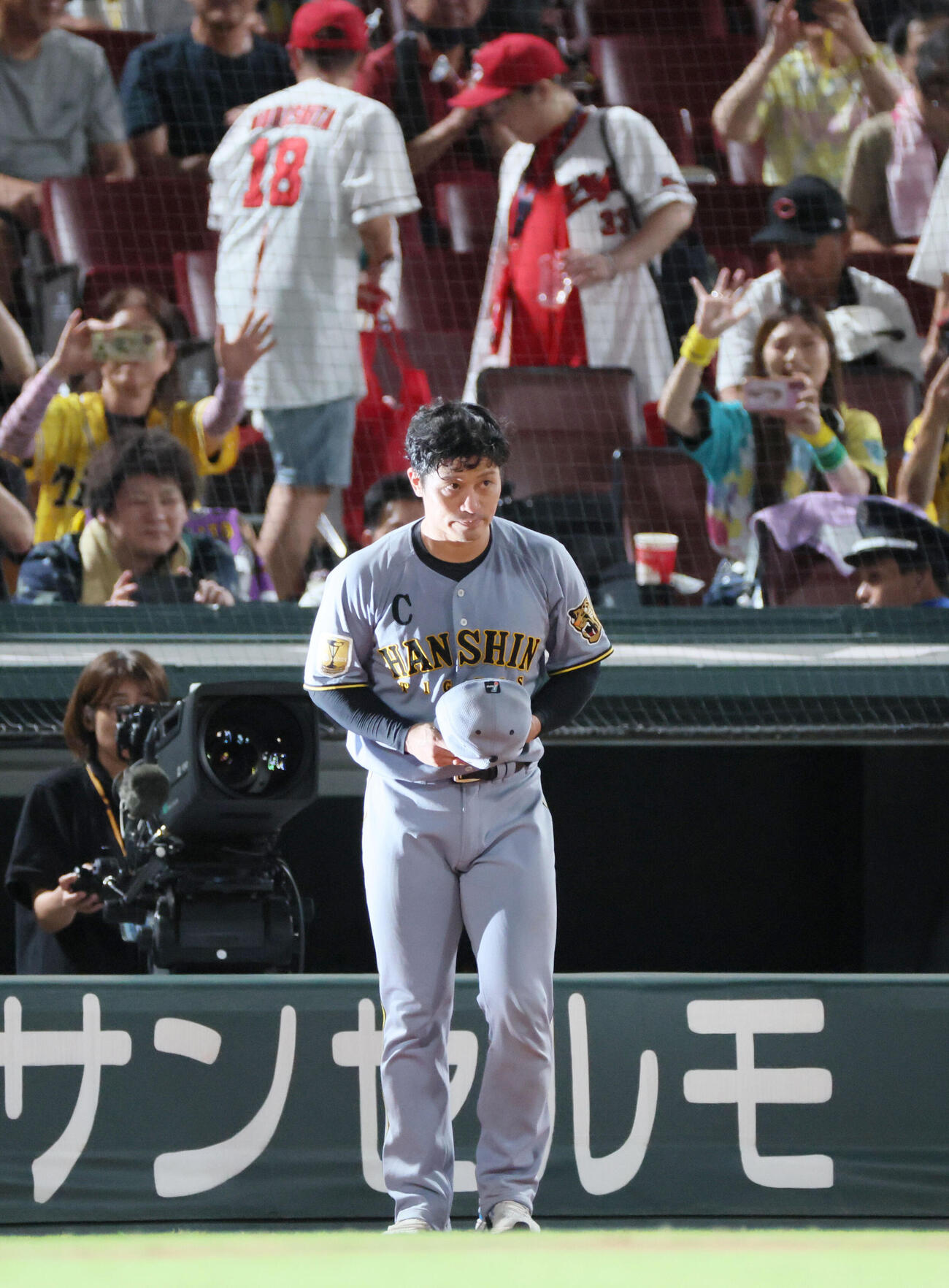 広島対阪神　ヒーローインタビュー後、一礼する坂本誠志郎（撮影・加藤孝規）