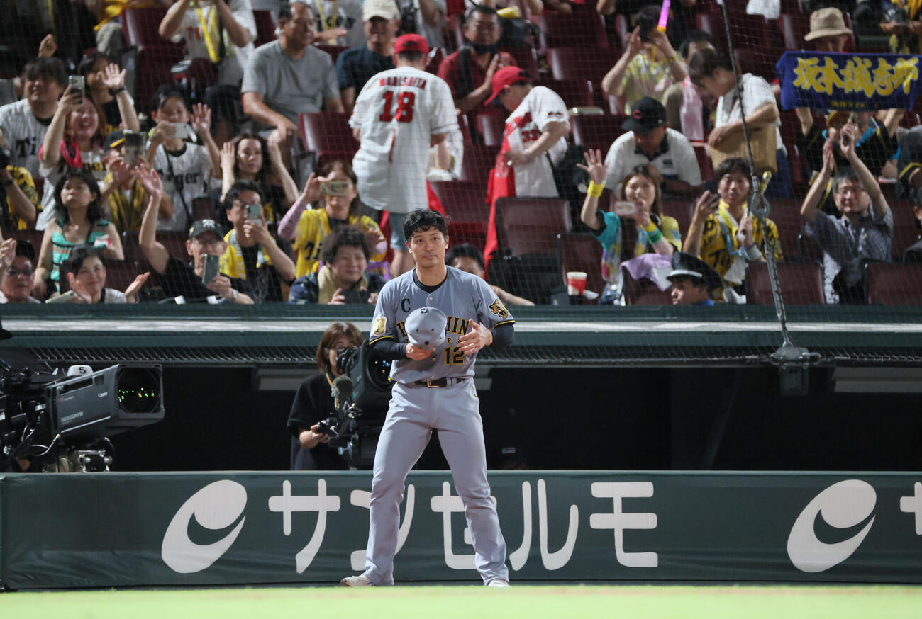 広島対阪神　ヒーローインタビュー後、一礼する坂本誠志郎（撮影・加藤孝規）