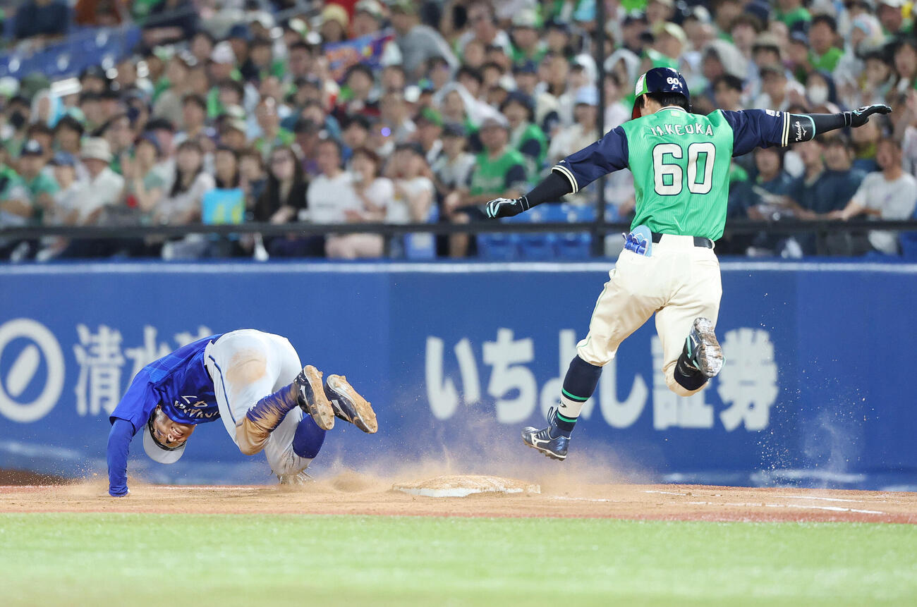 ヤクルト対DeNA 3回裏ヤクルト1死、佐野恵太の悪相球で武岡龍世の出塁を許す片山皓心（撮影・宮地輝）