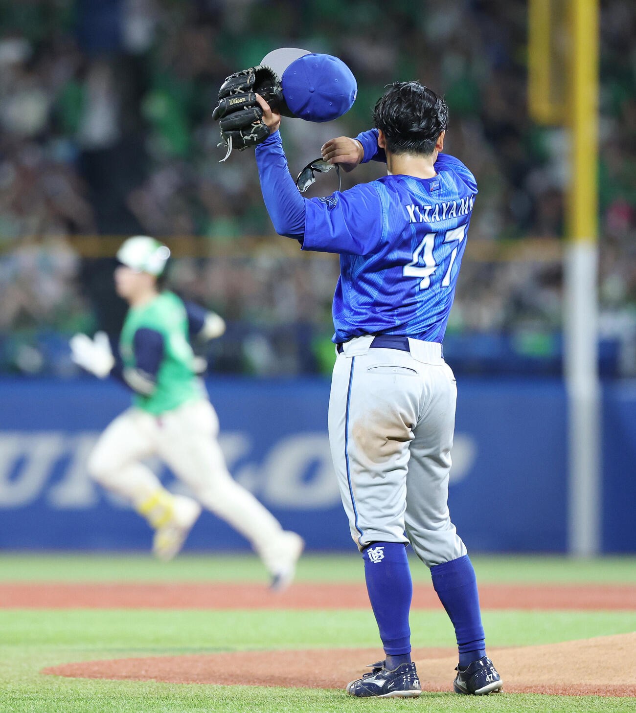 ヤクルト対DeNA 3回裏ヤクルト1死一塁、長岡秀樹に2点本塁打を浴びる片山皓心（撮影・宮地輝）