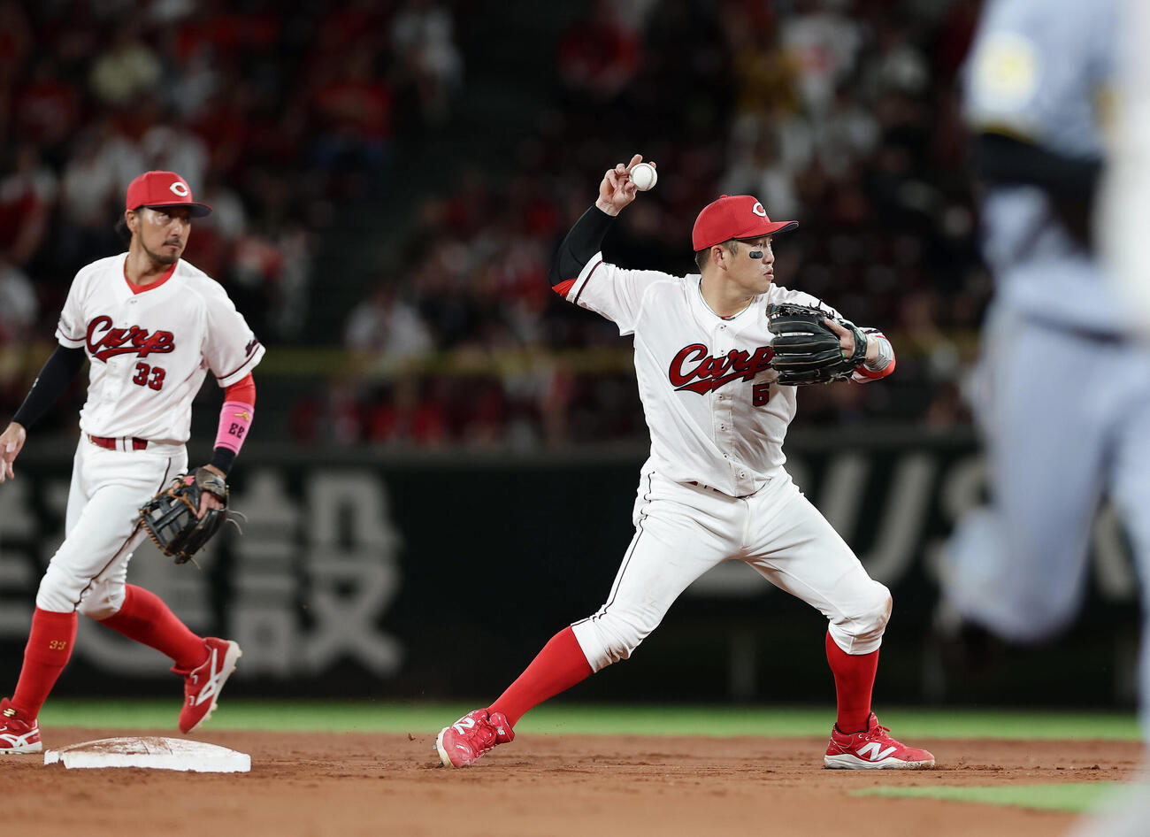 広島対阪神　9回表阪神1死一、二塁、佐藤輝明の二ゴロをさばいた菊池涼介からの送球を受け、一塁へ悪送球する遊撃手小園海斗（撮影・前田充）