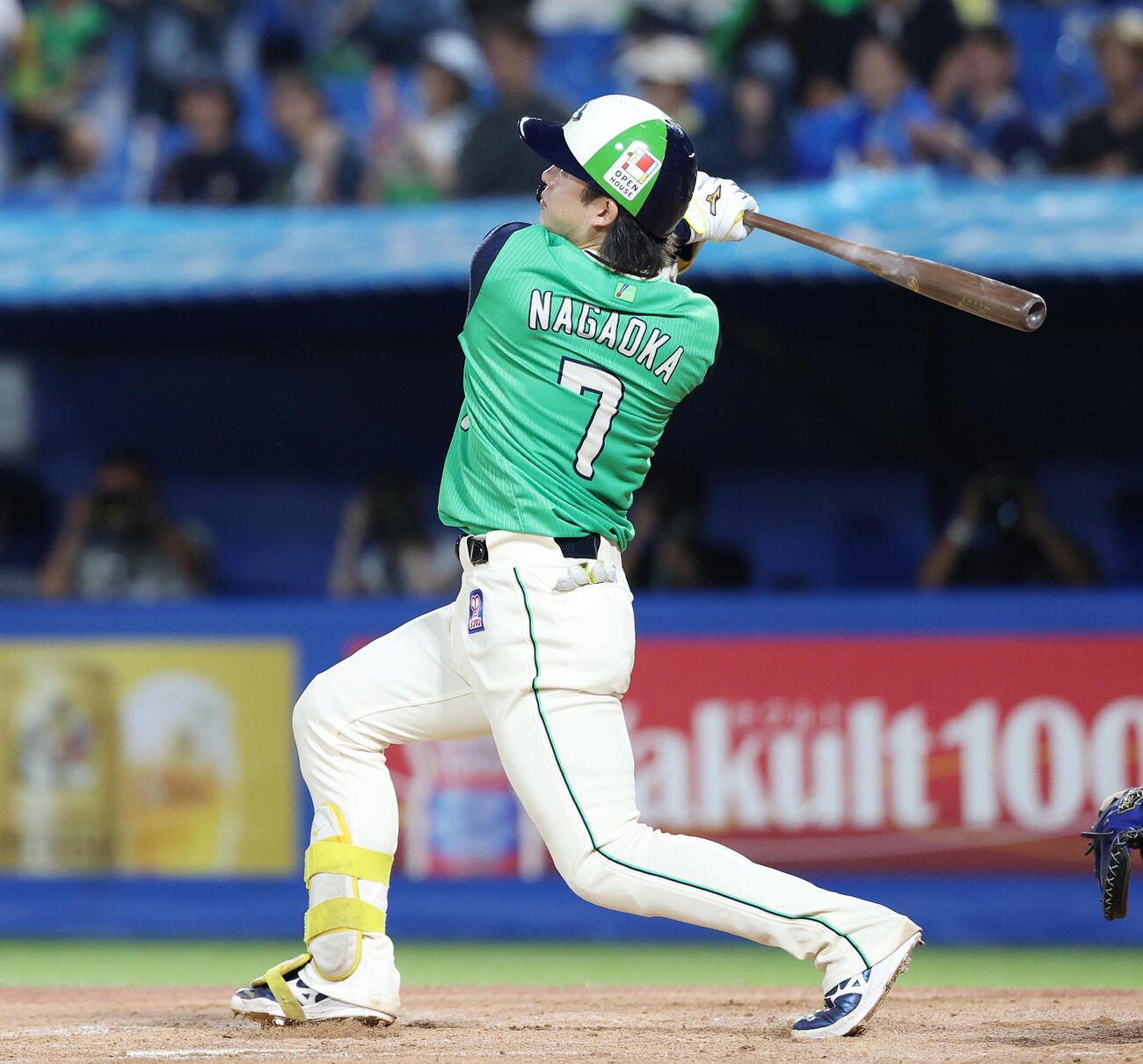 ヤクルト対DeNA 3回裏ヤクルト1死一塁、2点本塁打を放つ長岡秀樹（撮影・宮地輝）