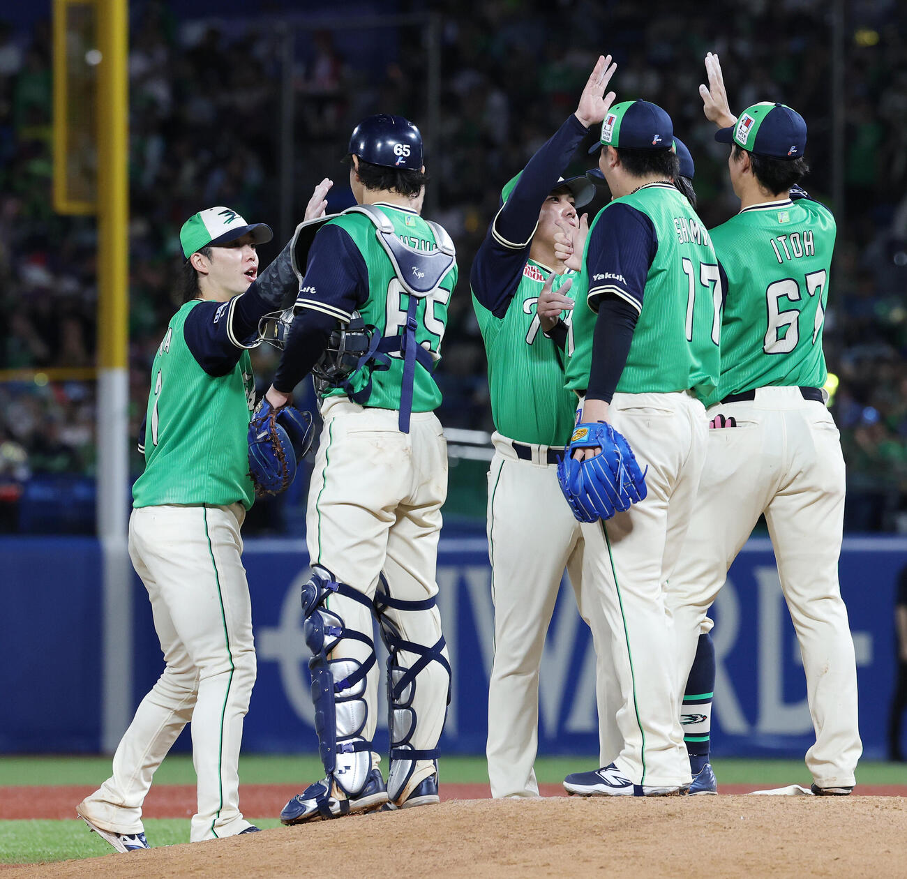 ヤクルト対DeNA DeNAに勝利しタッチを交わすヤクルト長岡秀樹（左）（撮影・宮地輝）